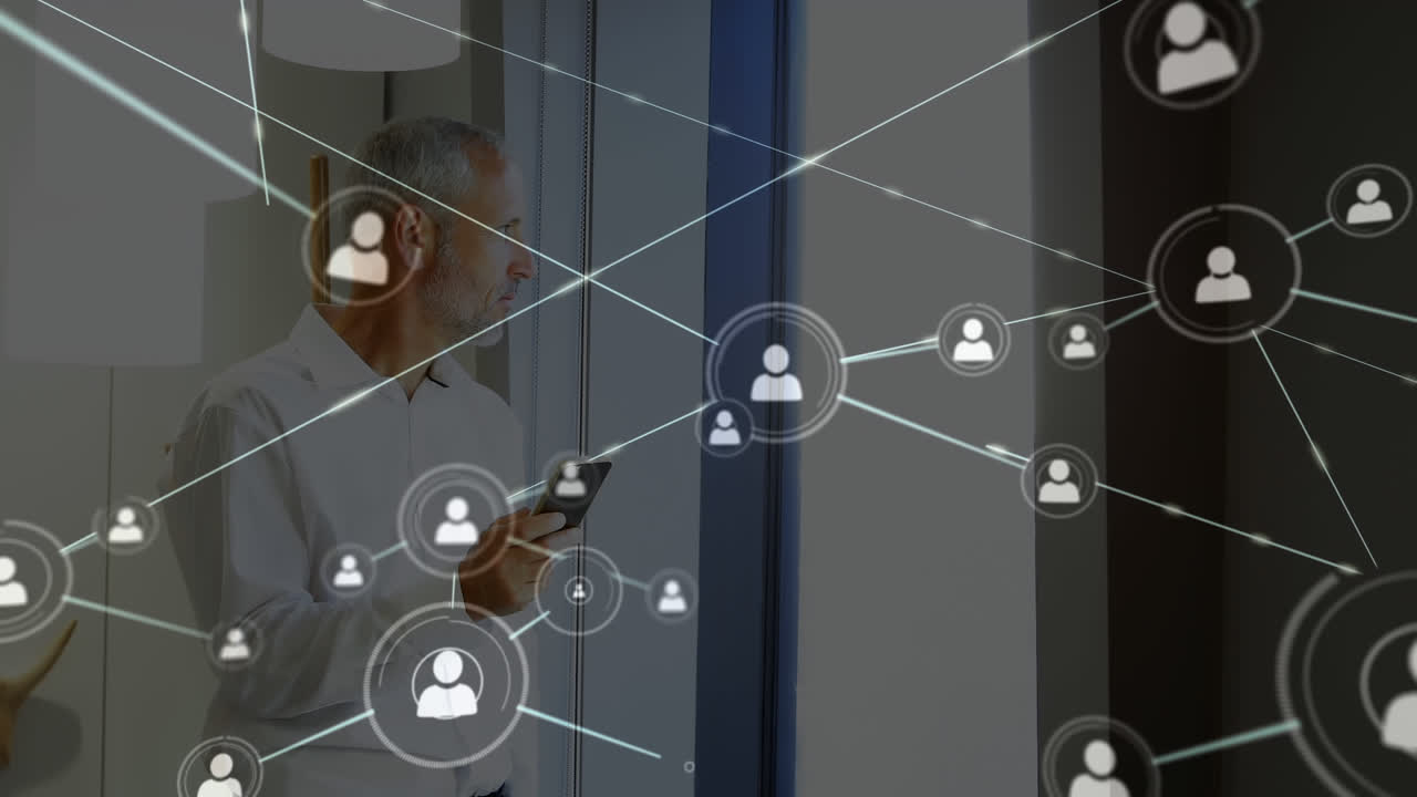 animación de la red de conexiones a través de empresario caucásico usando teléfono inteligente en la oficina