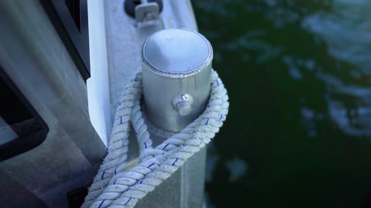 보트 는 볼라드 에 고정 된 로프 매 으로 여 있다