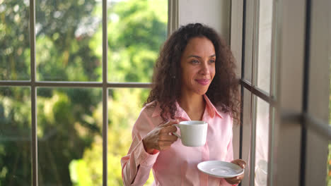 Schöne-Lateinische-Frau,-Die-Morgens-Kaffee-Trinkt