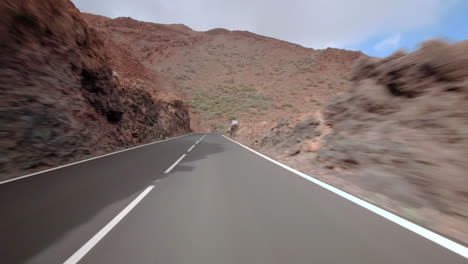 Autofahren-Mit-Angebauter-Action-Cam-Im-Teide-Nationalpark-Auf-Teneriffa