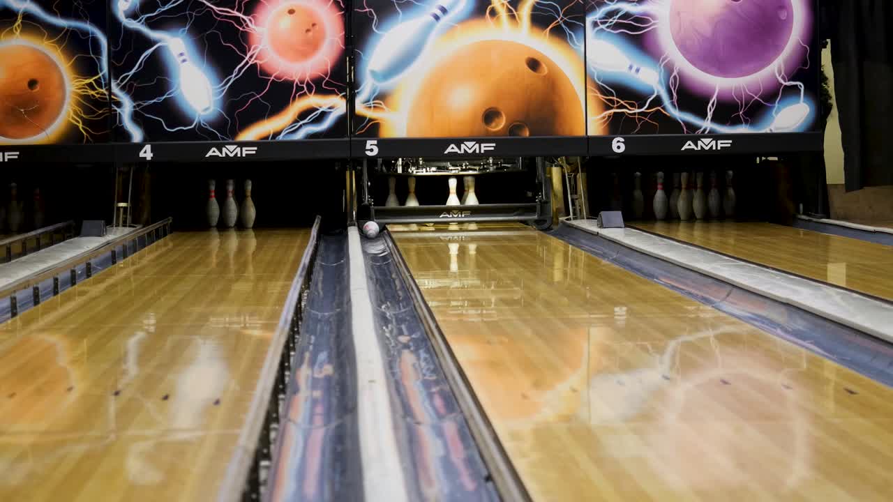 볼링 공이 있는 볼링 레인