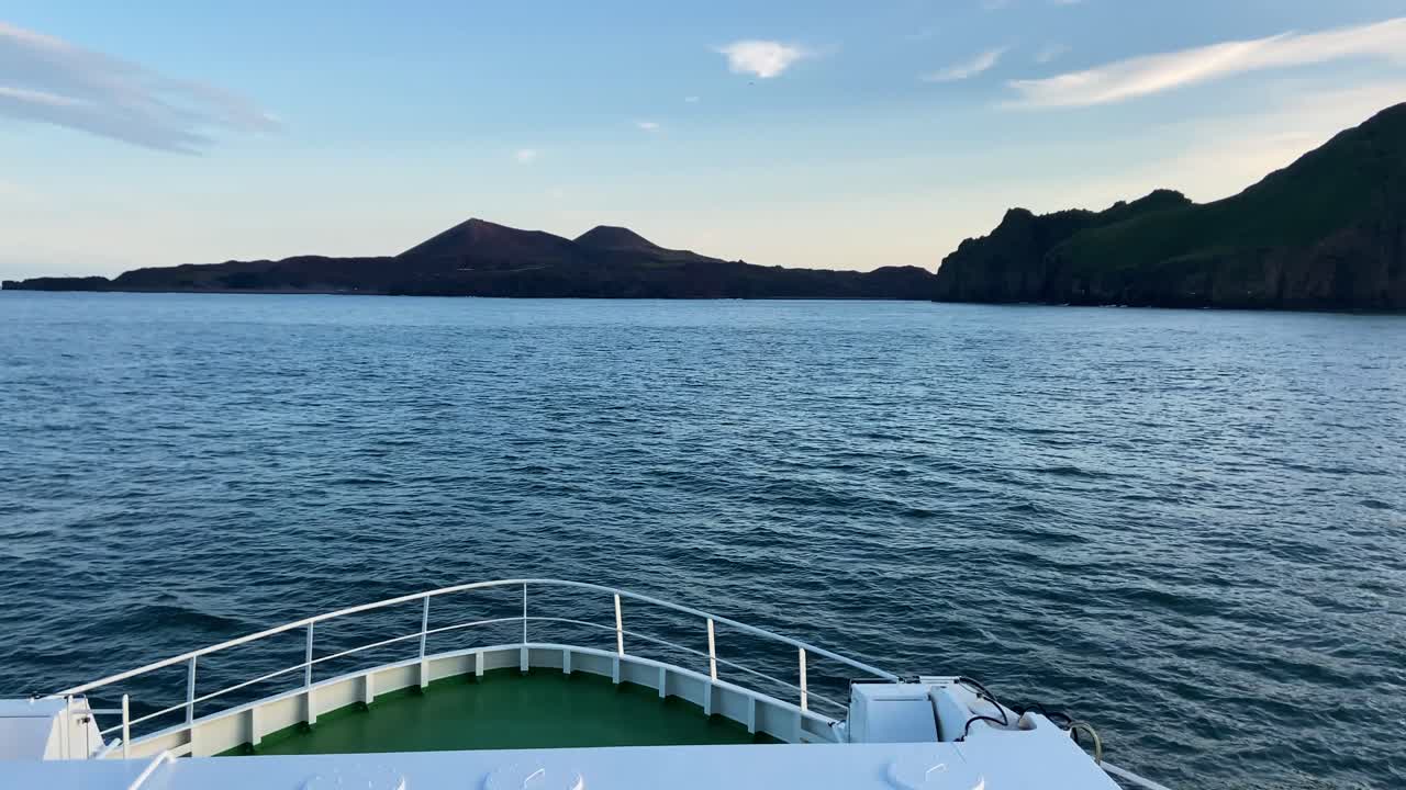 pov desde un ferry que viaja a vestmannaeyjabær pintorescas islas turísticas islandesas