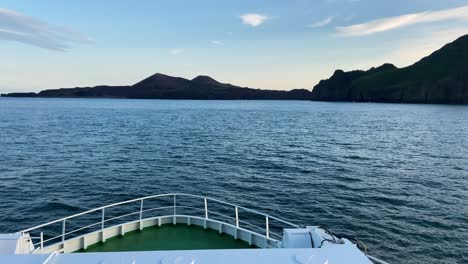 POV-Desde-Un-Ferry-Que-Viaja-A-Vestmannaeyjabær,-Pintorescas-Islas-Turísticas-De-Islandia