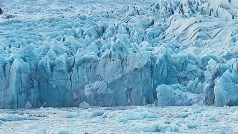 calentamiento global, cambio climático, derretimiento de glaciares con formaciones de hielo de textura, en islandia, al atardecer