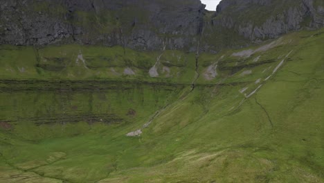 Drohnen-Zeitraffervideo,-Das-In-Richtung-Glenniff-Horseshoe-Fliegt