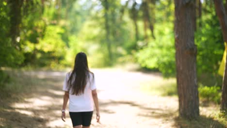 mujer caminando en un bosque