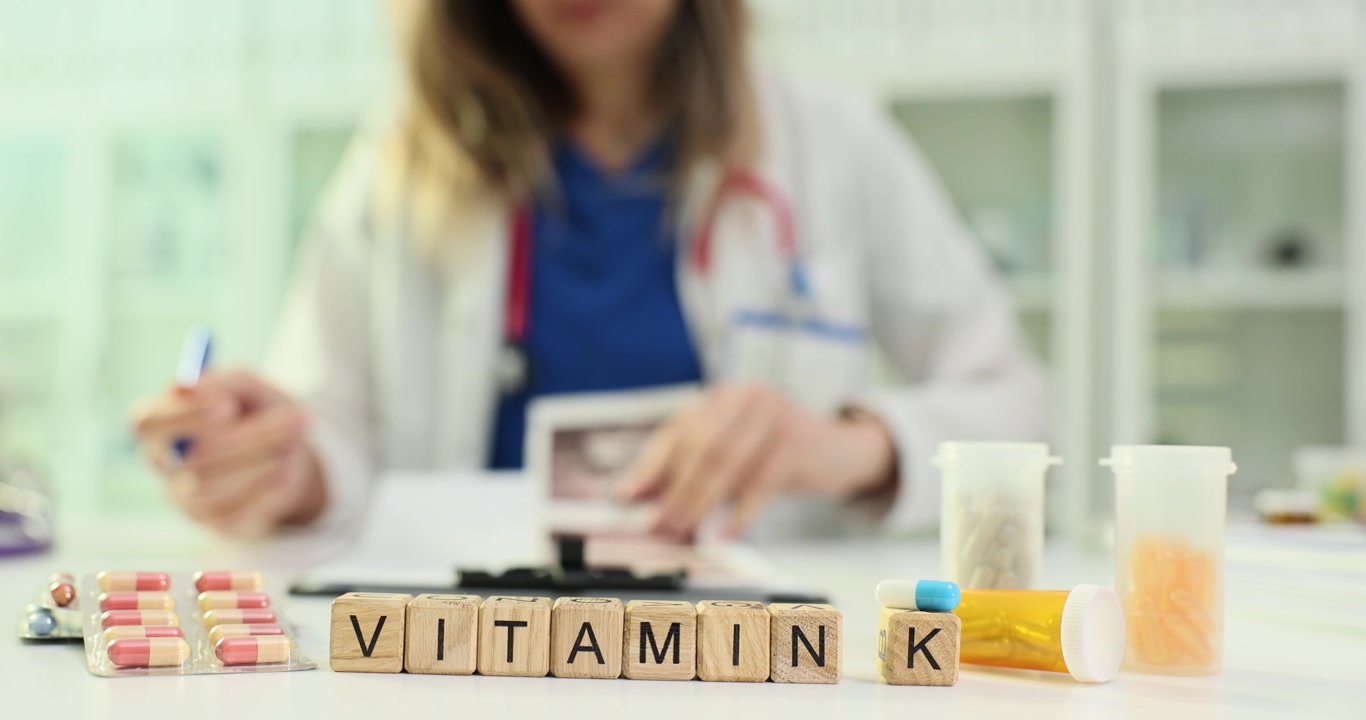 Esperto medico controlla ecografie con la parola 'vitamina k'