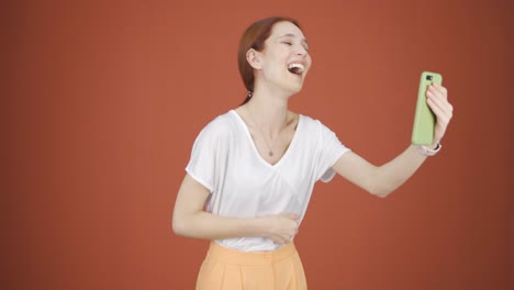 Mujer-Feliz-Hablando-Por-Teléfono.