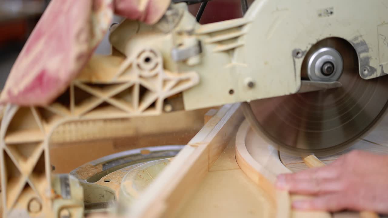 producto de aserradura de madera con sierra eléctrica de mano