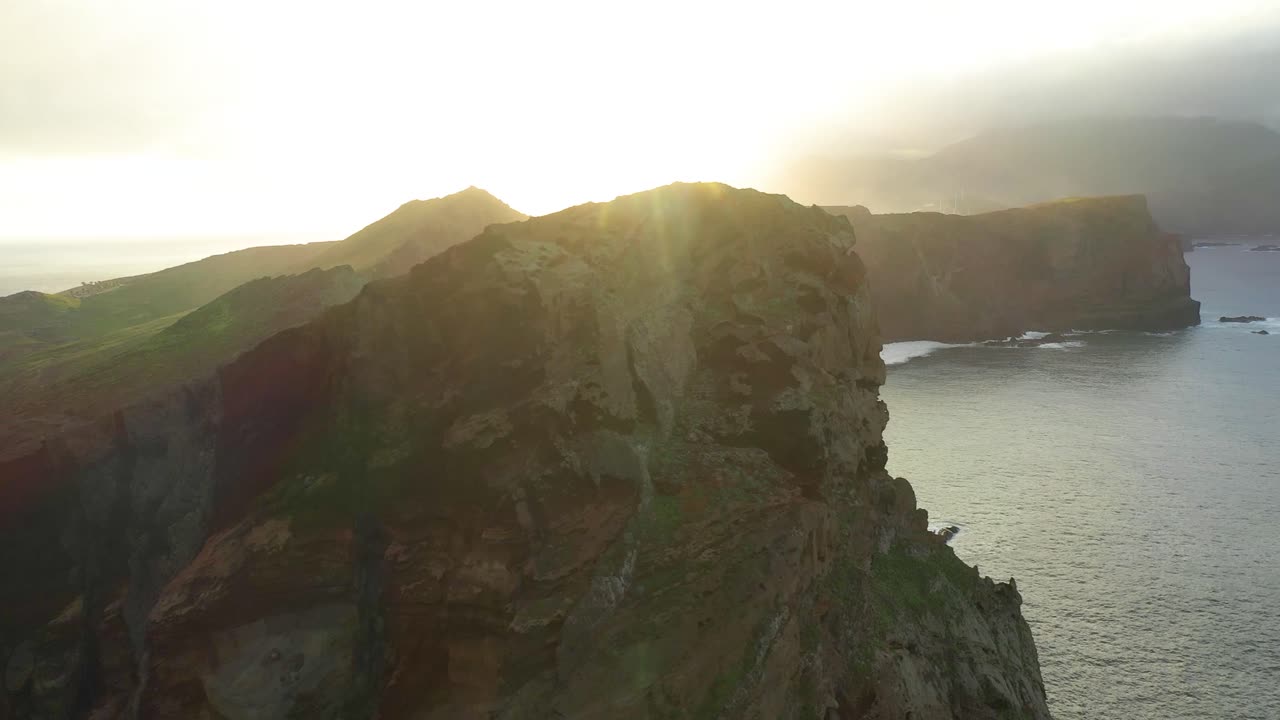 toma de drones de los bordes empinados de los acantilados en madeira durante la puesta de sol