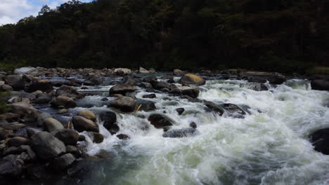 Poderosa-Corriente-De-Río-De-Montaña-Que-Fluye,-Vista-De-Drones-De-Baja-Altitud