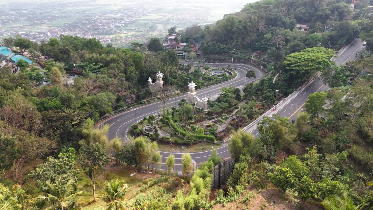 Vista aérea del tráfico rodado alrededor del monumento de bienvenida de Gunung Kidul