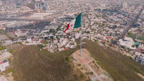 Bandera-Mexicana-En-Un-Día-Ventoso-En-Una-Ciudad-Del-Norte-De-México-Subiendo