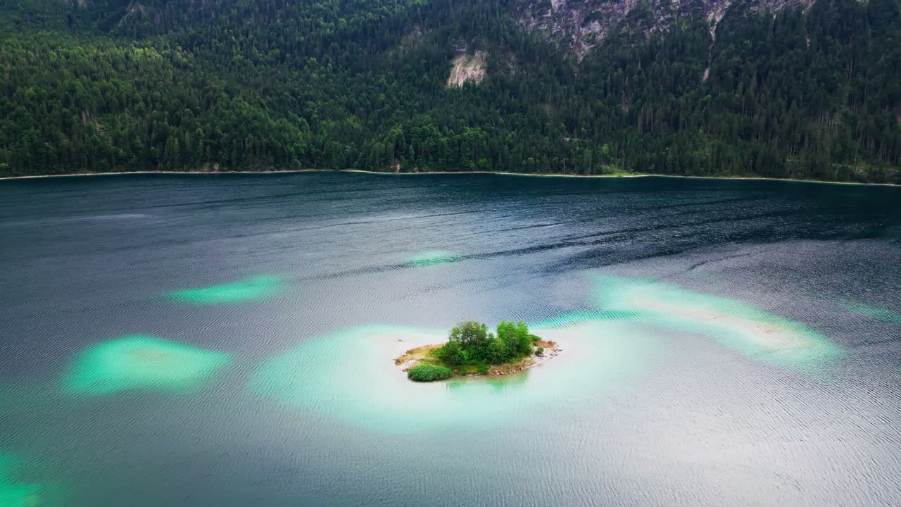 드론 촬영은 독일의 zugspitze 산의 바닥에 있는 eibsee 호수에 있는 아름다운 섬을 보여줍니다.