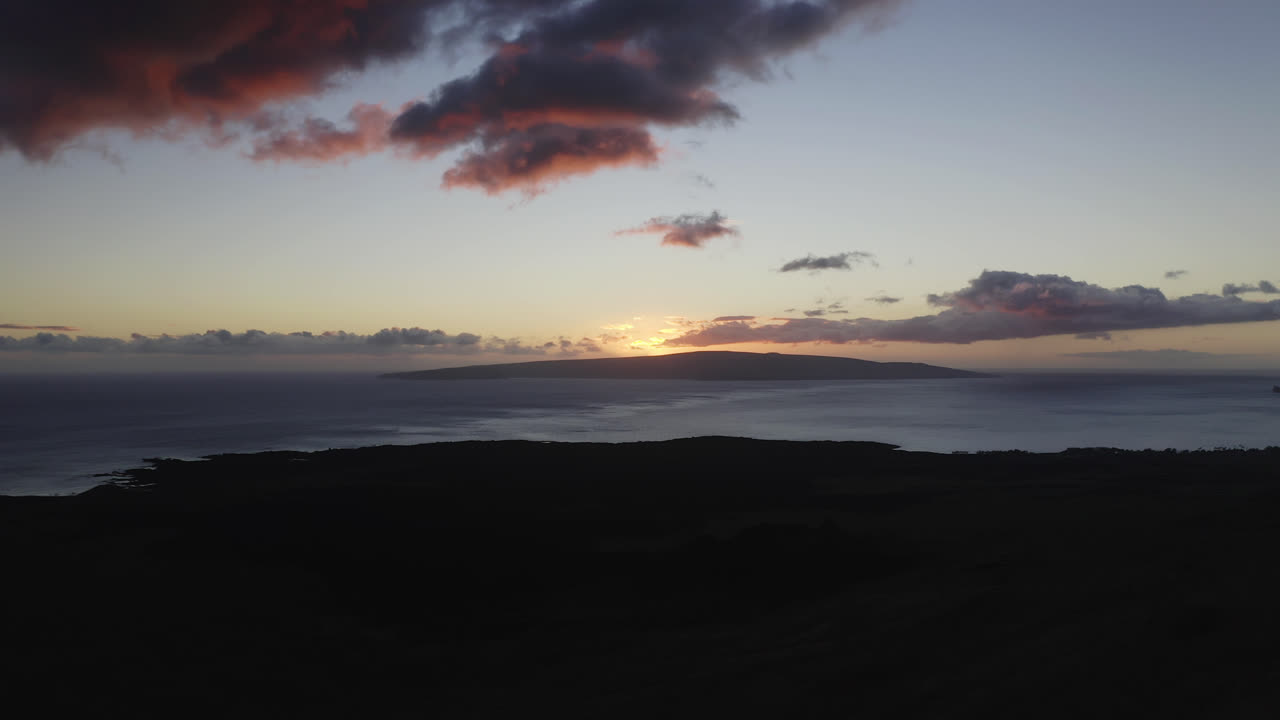 nubes iluminadas por una puesta de sol colorida sobre la isla de kaho'olawe, como se ve desde maui, hawai