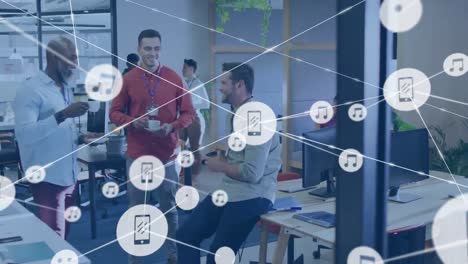 animación de una red de iconos digitales sobre tres hombres diversos sonriendo mientras discuten en la oficina.