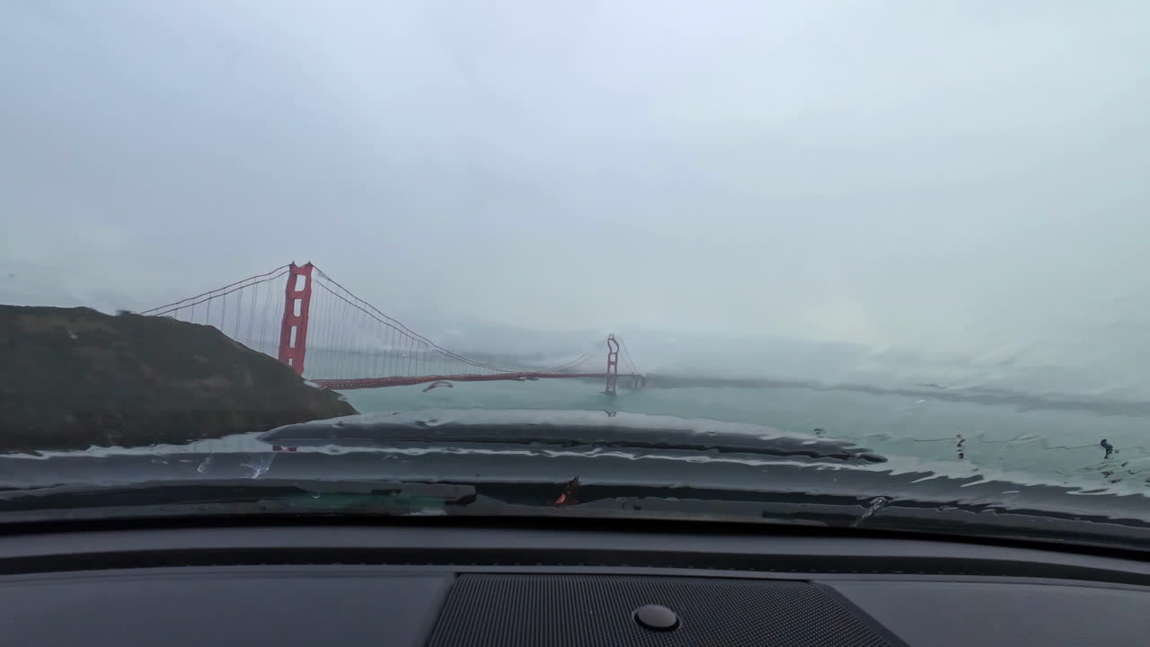 골든 게이트 다리의 전망대에서 차 창문에 떨어지는 방울