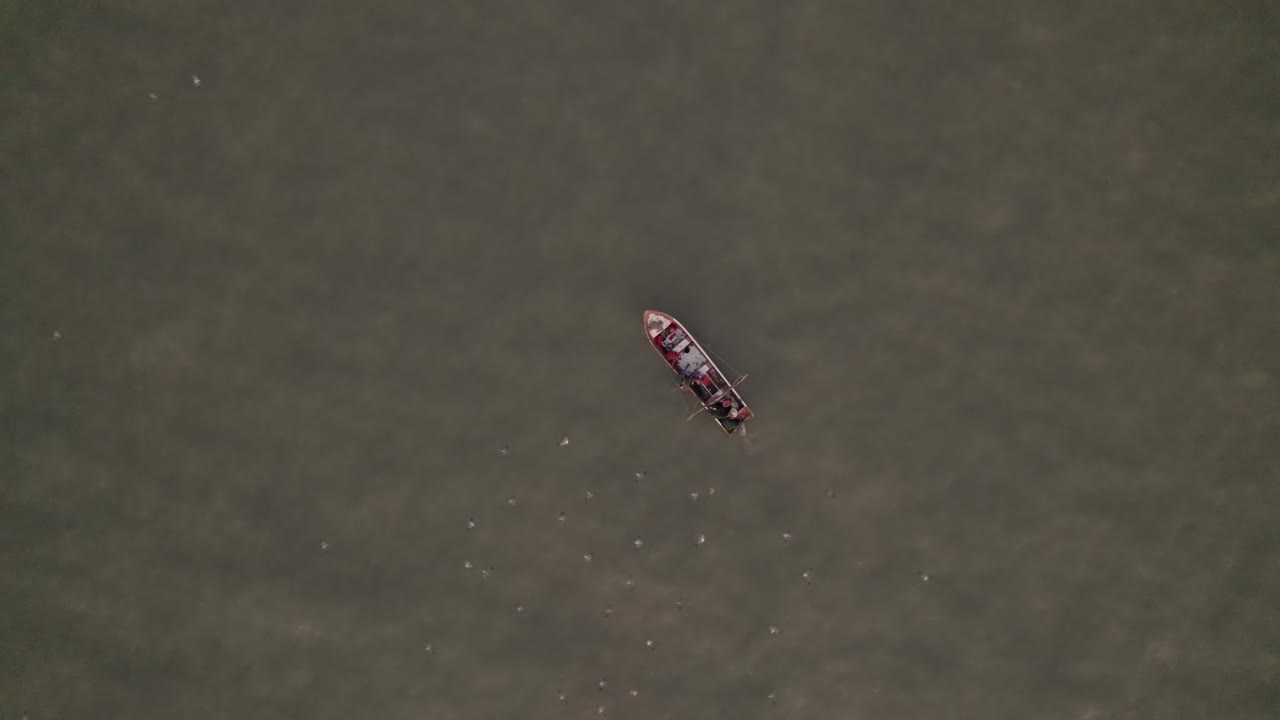 어망을 설정하는 카리브해의 작은 어선의 하향식 전망