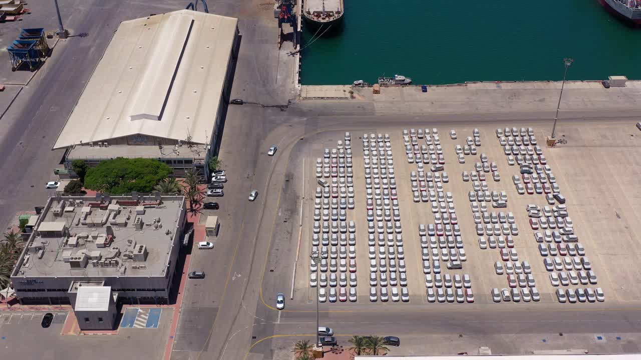 coches estacionados en un puerto