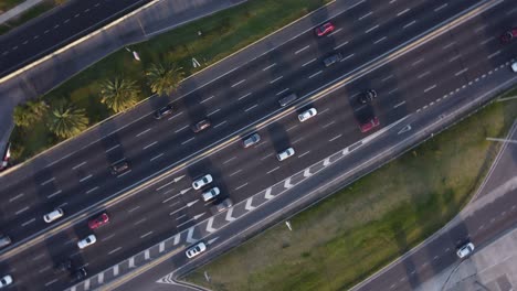 Luftaufnahme-Von-Oben-Nach-Unten-Von-Autos-Und-Fahrzeugen,-Die-Auf-Dem-General-Paz-Highway-In-Der-Stadt-Buenos-Aires-Fahren