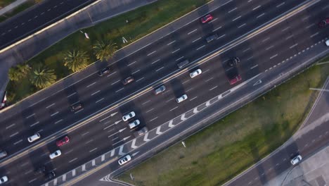 tomada aérea de arriba hacia abajo de automóviles y vehículos que conducen por la autopista general paz en la ciudad de buenos aires