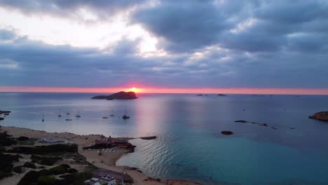 Magische-Luftaufnahme-Von-Oben,-Flug,-Sonnenuntergang,-Bewölkter-Himmel,-Strand,-Ibiza,-Spanien,-Cala-Comte