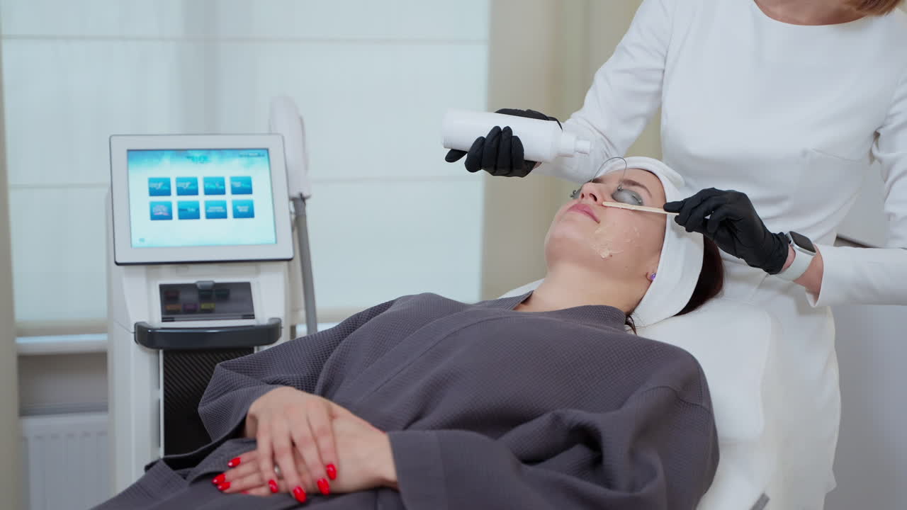 의료 스파에서 얼굴 치료를 받는 여성