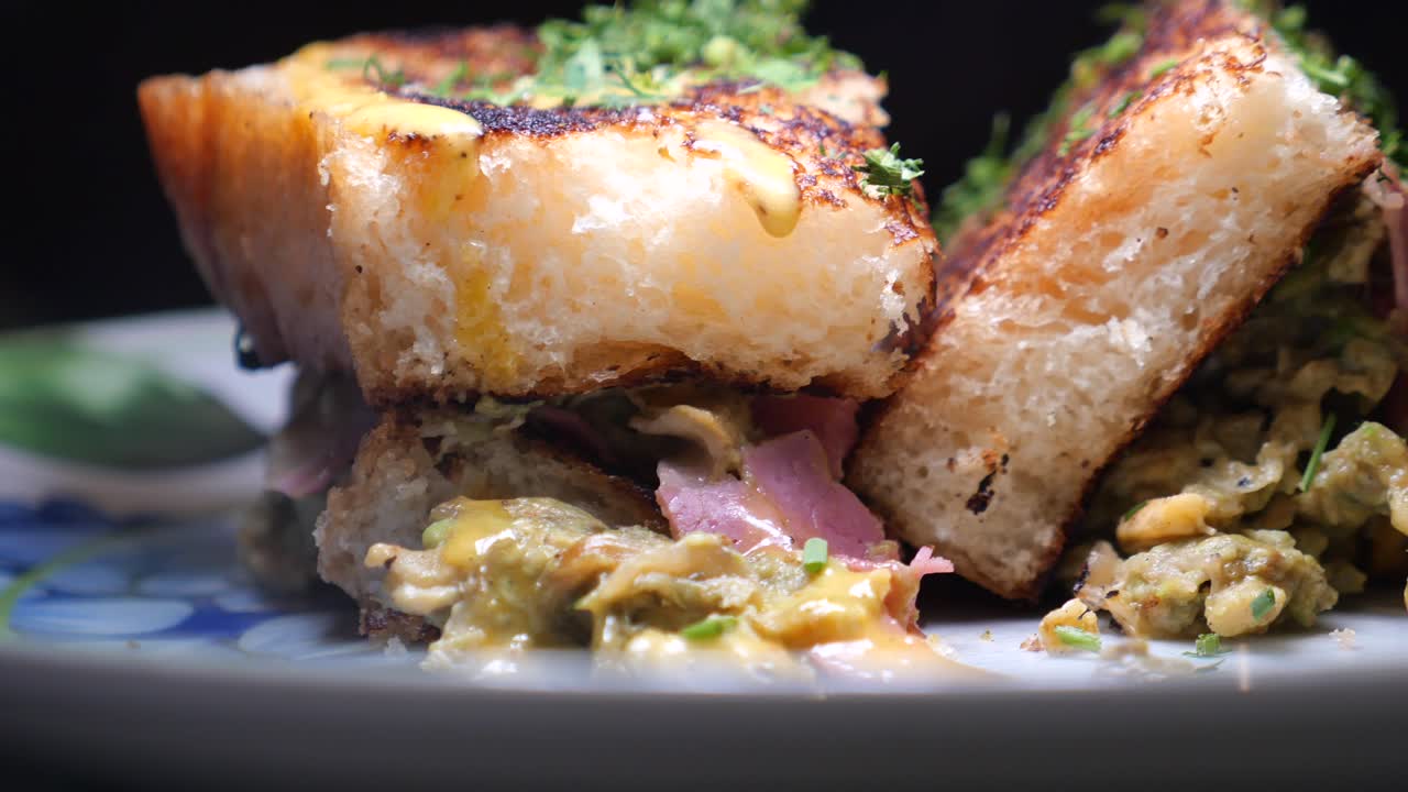 sándwich de jamón y huevo con aguacate