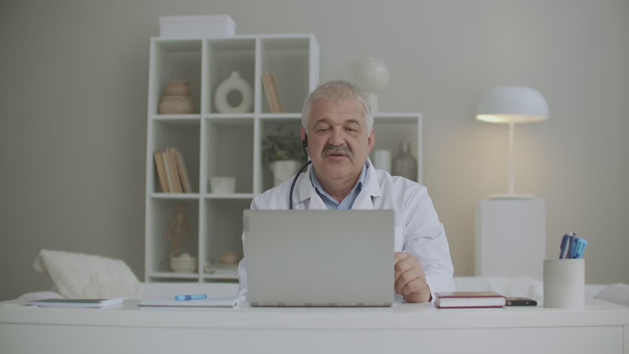 médico está trabalhando remotamente durante a pandemia de coronavírus consultando on-line pela internet falando com uma câmera web