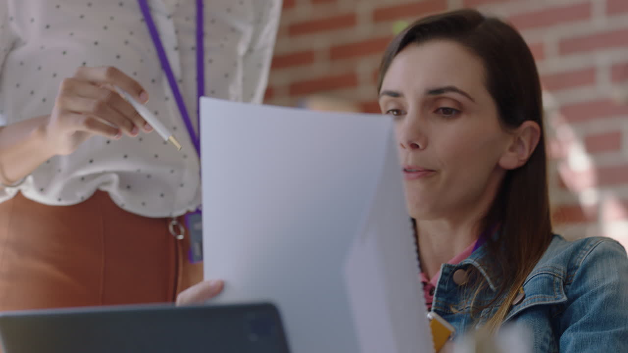 arquitectos que utilizan planos de construcción mujeres de negocios que trabajan juntas en un proyecto de construcción equipo de ingenieros que hacen una lluvia de ideas para planificar soluciones de diseño estrategia de desarrollo exitosa que disfruta del trabajo en equipo