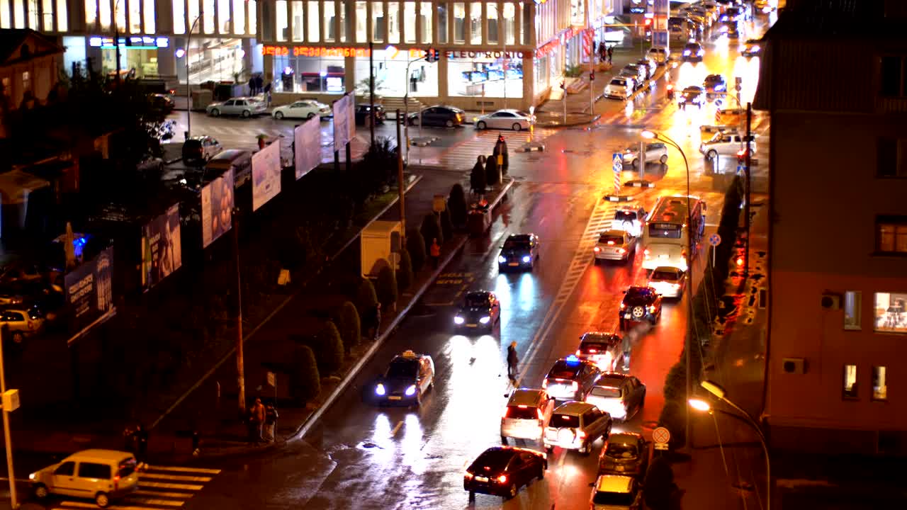 밤의 도시 도로의 중심에서 차를 운전하는 모습. 밤의 도시의 불빛.