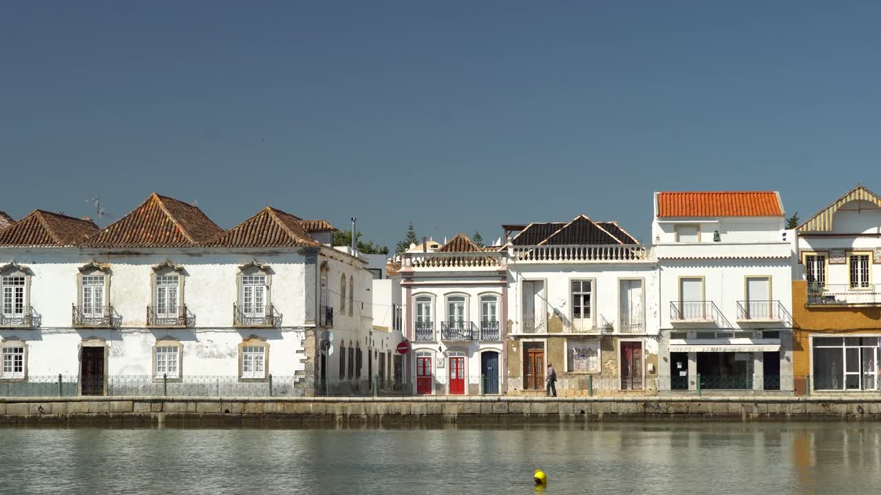 Tavira, Algarve, Portugalsko. Pohled na tradiční budovy v centru Taviry. Historická čtvrť