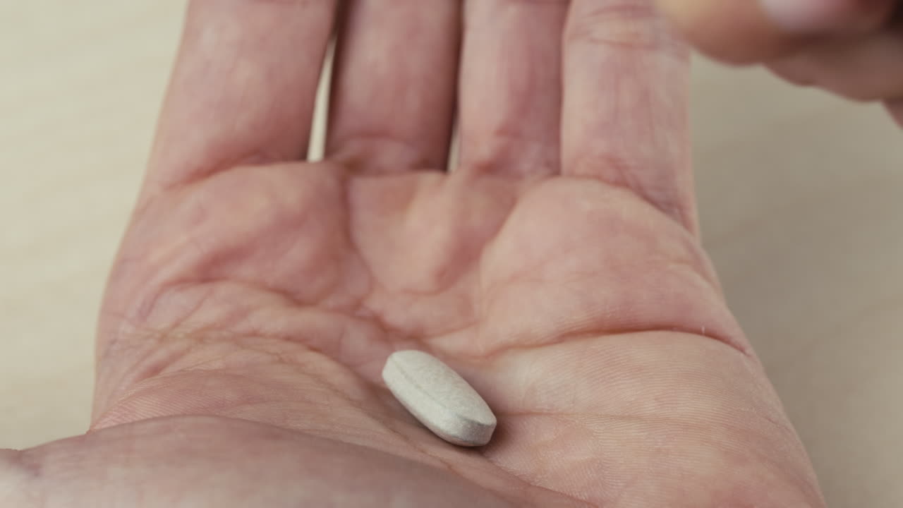 tomar la píldora de la caja con la mano