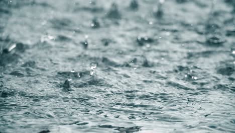gotas de lluvia en una superficie húmeda