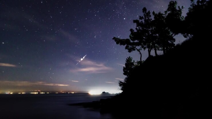 Timelapse notturno in mare vicino al bordo di una scogliera