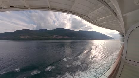 Vista-De-La-Costa-De-Alaska-Desde-El-Balcón-De-Un-Crucero