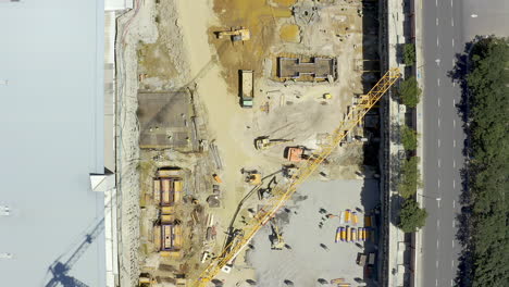 vista aérea de un sitio de construcción activo