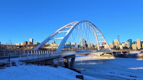 Impresionante-Crepúsculo-Bucle-Lapso-De-Tiempo-Puesto-De-Sol-Moderno-Walter-Dale-Puente-Invierno-Soleado-Congelado-Norte-Saskatchewan-Río-Persona-Cruce-Paso-Elevado-En-Un-Cielo-Azul-Claro-Día-Soleado-En-Edmonton-Canadá-3-4