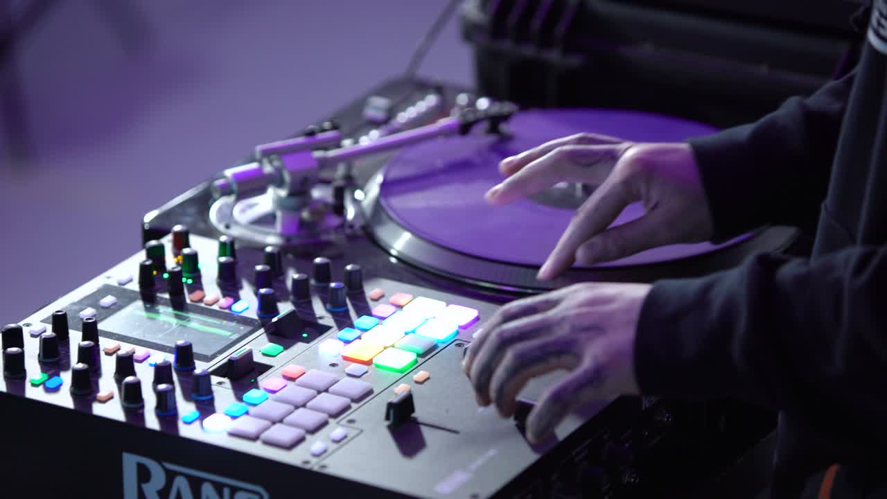 dj actuando en un club nocturno