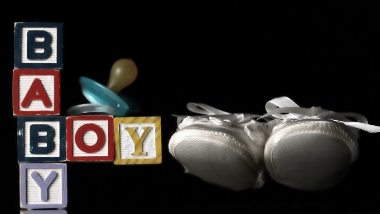 아기 신발은 아기 블록과 파란색을 제외하고 더 부드럽게 떨어집니다.