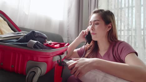 mujer revisando seriamente antes de viajar el nuevo viaje normal necesita una máscara facial