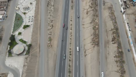 paneo con dron sobre carreteras o pistas