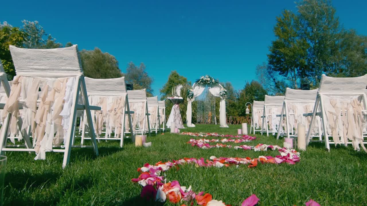 푸른 풀밭에 늘어선 의자 2