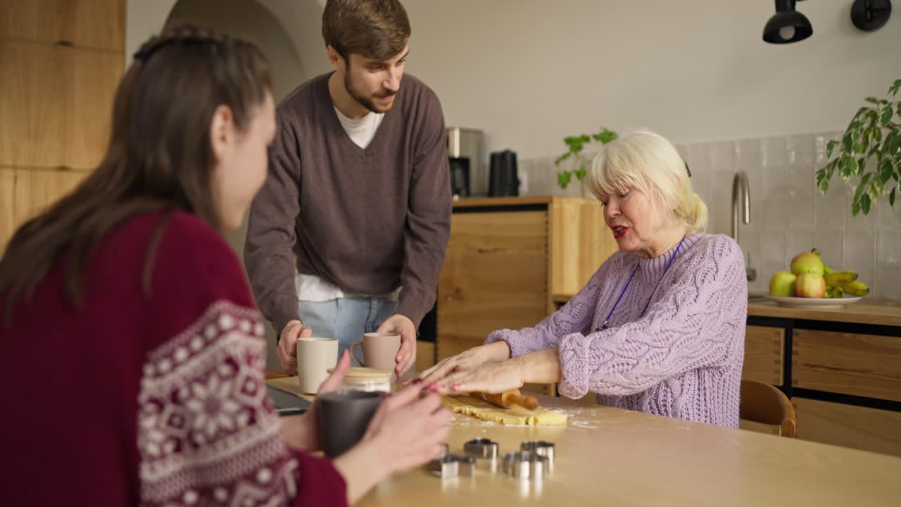 가족이 함께 쿠키를 는 것