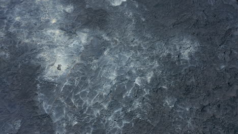 Impresionante-Vista-Aérea-Del-Paisaje-De-La-Erupción-De-La-Fisura-Del-Río-Del-Lago-De-Lava-Volcánica-Fagradalsfjall,-Incline-Hacia-Abajo-A-Los-Ojos-De-Los-Pájaros-Vista-De-Arriba-Hacia-Abajo-De-La-Textura-De-Lava,-Día