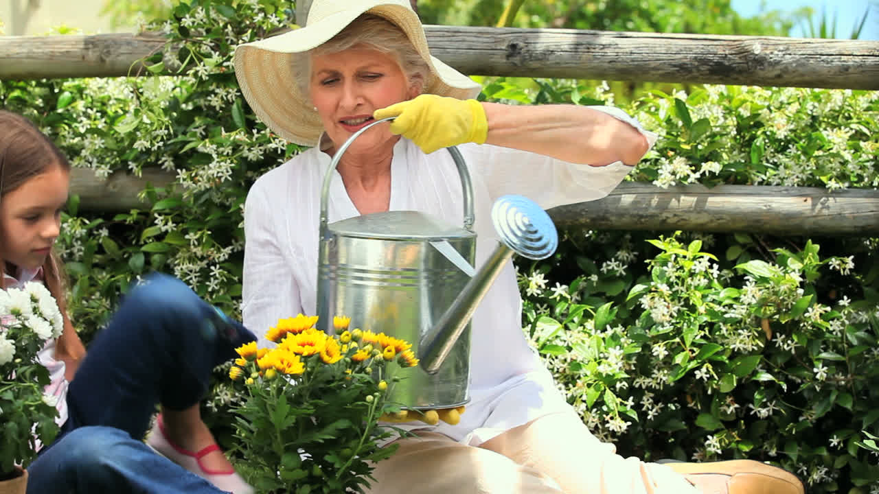 mujer y abuela hija jardinería