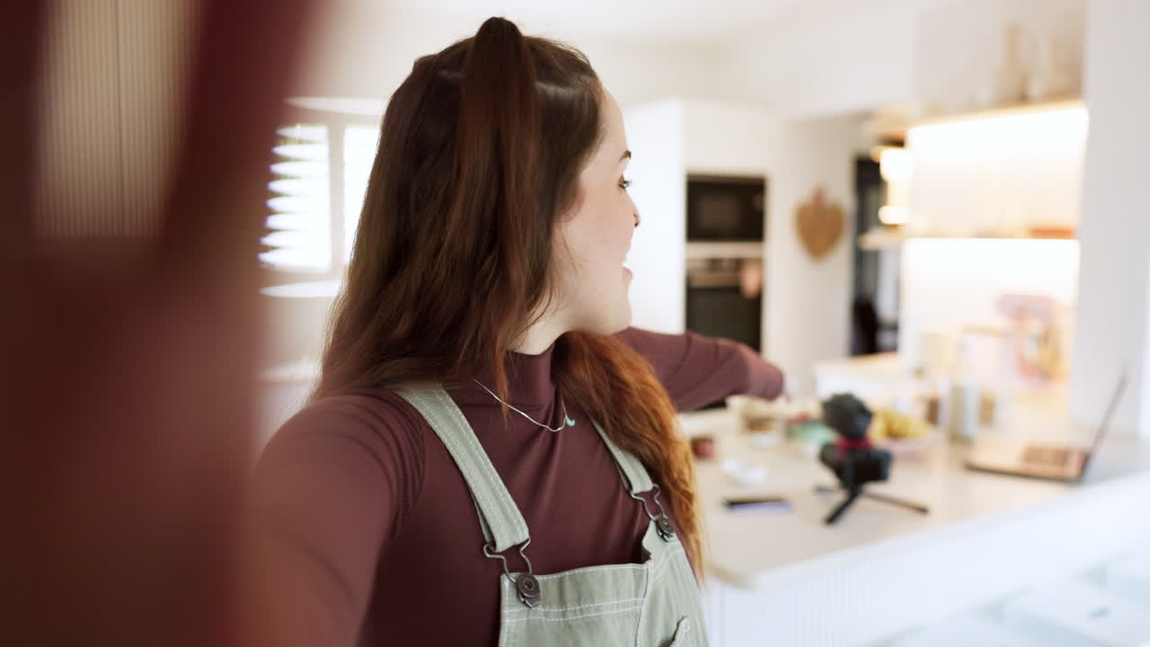 Selfie en la cocina, rostro de mujer e influencer hablando