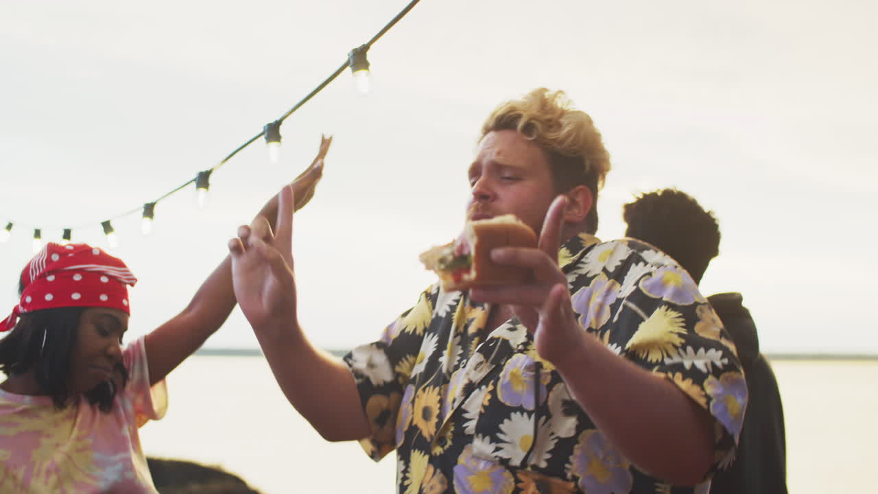 Unge multietniske venner danser til sommerfest
