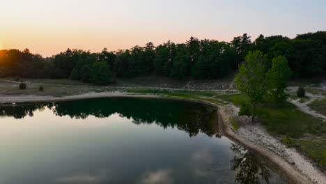área del parque sur del nuevo puerto de dunas en muskegon durante la puesta de sol