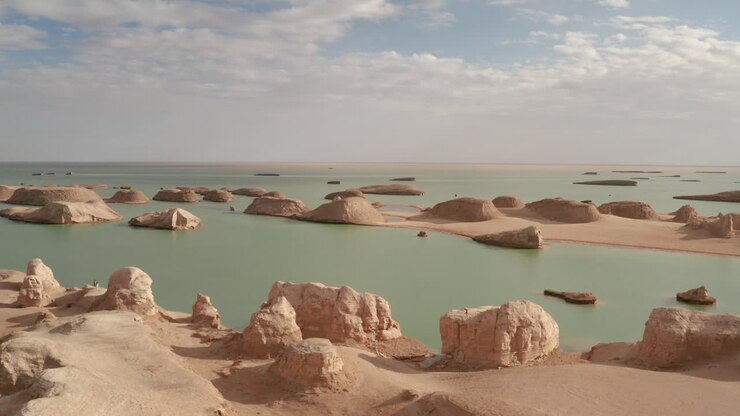 Paesaggio di erosione eolica, formazioni a yardang